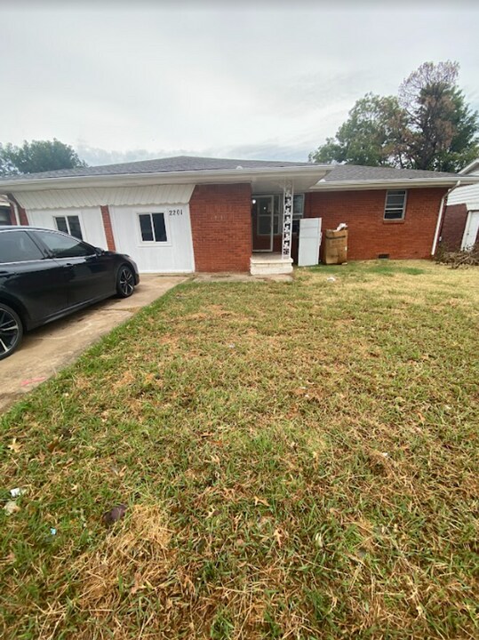 2201 SW 76th St in Oklahoma City, OK - Building Photo