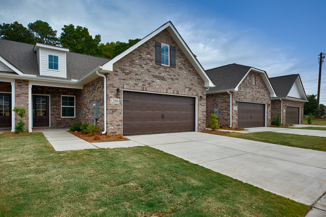 Twin Oaks Townhomes in Madison, AL - Building Photo