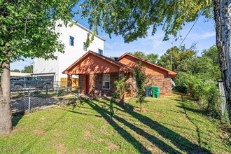 212 N Wood St in Denton, TX - Building Photo - Building Photo