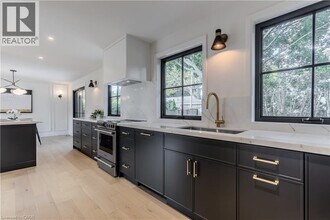 3029 Eva Dr in Burlington, ON - Building Photo - Building Photo