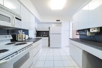 1408 Brickell Bay Dr, Unit 1415 in Miami, FL - Foto de edificio - Building Photo