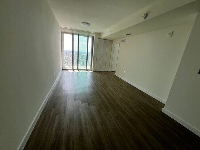 529 SW 3rd St, Unit A2 in Miami, FL - Foto de edificio - Building Photo