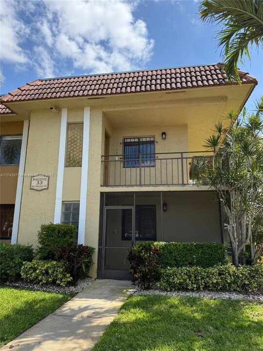 303 Lakeview Dr in Weston, FL - Foto de edificio
