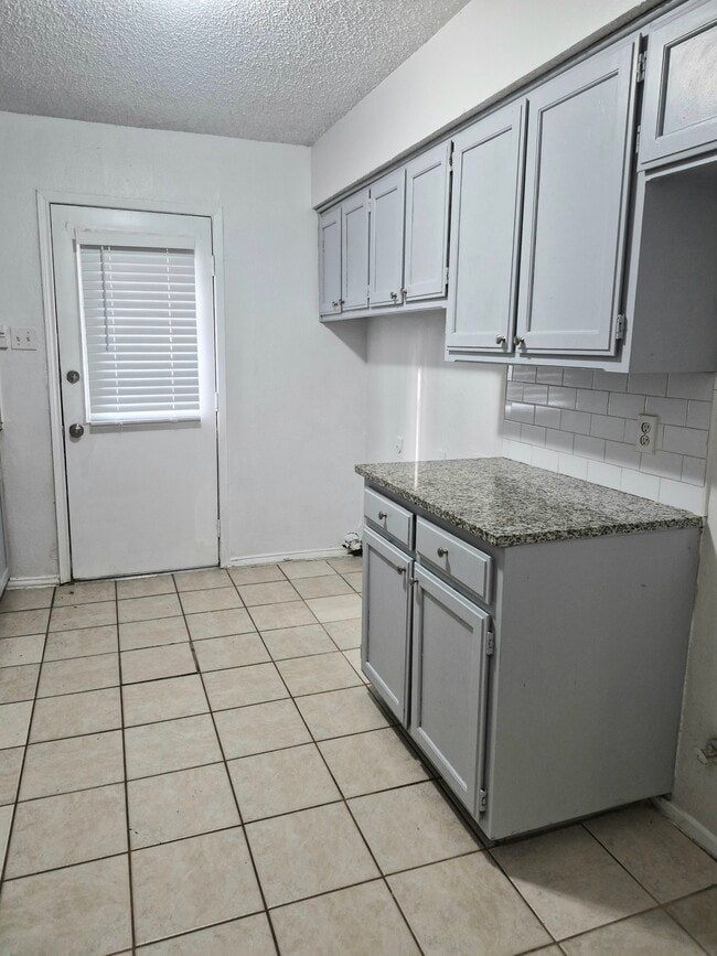 214 Pine Meadow Dr in Kennedale, TX - Building Photo - Building Photo