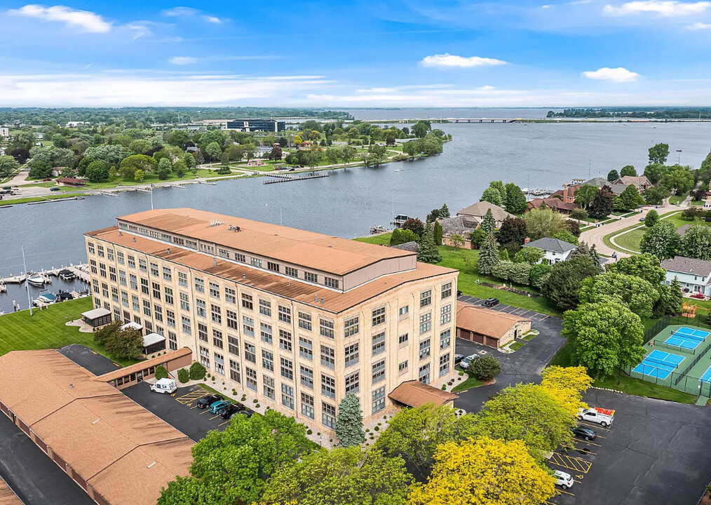 1545 Arboretum Dr, Unit 406 in Oshkosh, WI - Foto de edificio