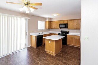 7512 Hickory Hills Dr in Las Vegas, NV - Foto de edificio - Building Photo