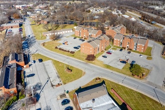 The Oaks at Platte City in Platte City, MO - Foto de edificio - Building Photo