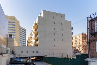Great Stone Tower in Rego Park, NY - Foto de edificio - Building Photo