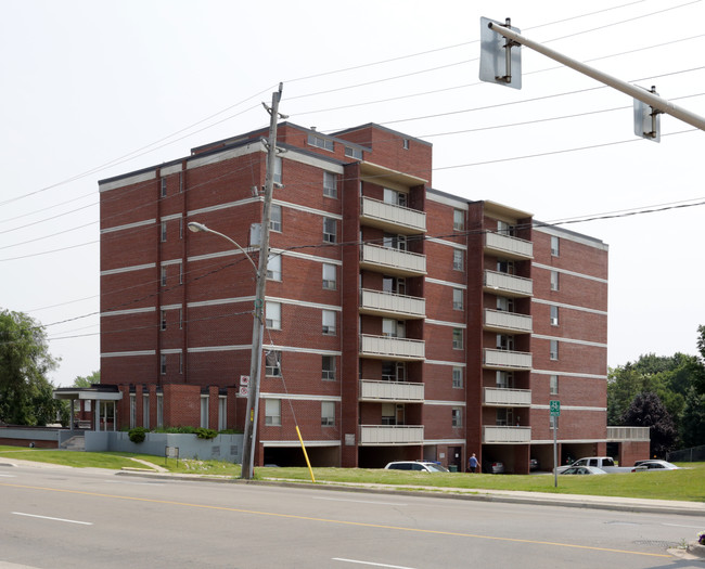 2040 Mount Forest Dr in Burlington, ON - Building Photo - Primary Photo