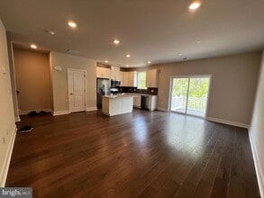 327 Foundry St in Phoenixville, PA - Foto de edificio - Building Photo