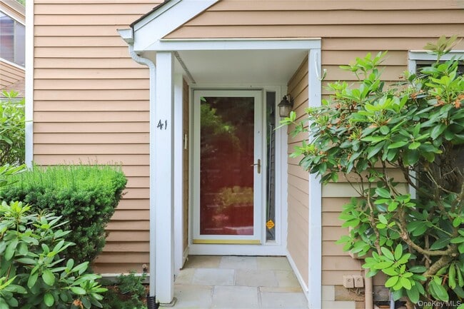 41 Rambling Brook Rd in Chappaqua, NY - Building Photo - Building Photo