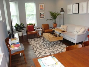 2800 W Logan Blvd, Unit 2 in Chicago, IL - Building Photo - Building Photo