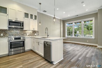 1077 Boston Post Rd in Darien, CT - Building Photo - Building Photo