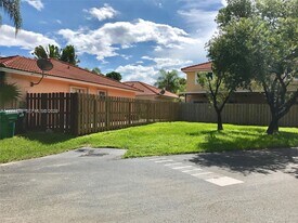 5758 NW 97th Pl in Doral, FL - Building Photo