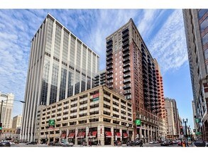 212 W Washington St-Unit -1404 in Chicago, IL - Building Photo - Building Photo