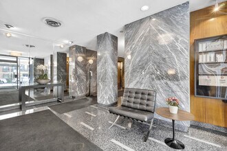 30 E Elm St, Unit 11B in Chicago, IL - Building Photo - Building Photo