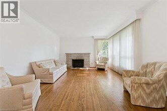 1095 Linbrook Rd in Oakville, ON - Building Photo - Building Photo