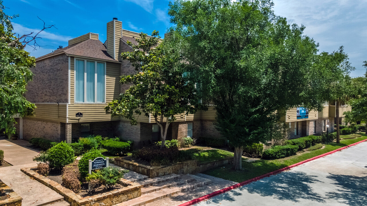 Vanderbilt Lodge in Houston, TX - Foto de edificio