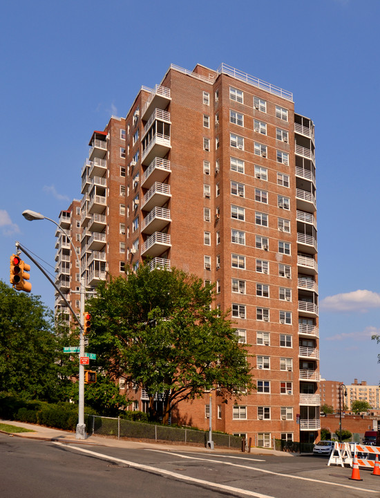 Parkway House in Bronx, NY - Building Photo