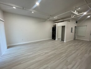 2341 Ulric St, Unit B-13 in San Diego, CA - Foto de edificio - Building Photo