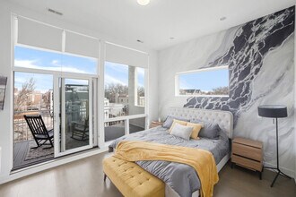 2048 W Chicago Ave in Chicago, IL - Foto de edificio - Building Photo