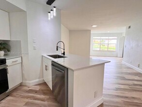 731 Vista Isles Dr in Plantation, FL - Building Photo - Building Photo