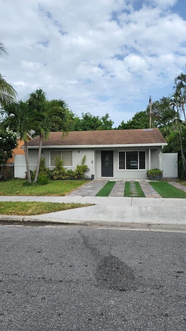 property at 625 Royal Palm Dr