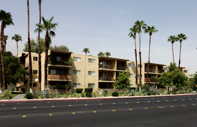 Palm Towers West in Palm Springs, CA - Foto de edificio - Building Photo