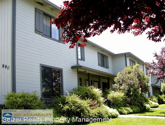 890 S Orchard Ave in Ukiah, CA - Foto de edificio - Building Photo