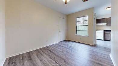725 Peppertree Dr, Unit 23 in Bryan, TX - Building Photo - Building Photo