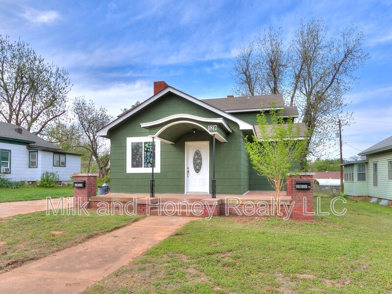 1812 W Noble Ave in Guthrie, OK - Building Photo