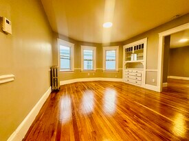 31 Cummins Hwy, Unit 34-3 in Boston, MA - Building Photo
