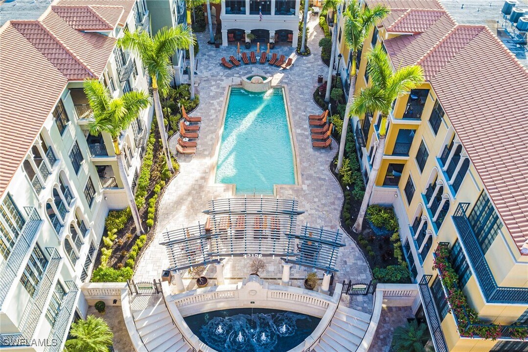 8010 Via Sardinia St in Estero, FL - Foto de edificio