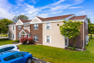 Summerfield Place Apartments in Oshkosh, WI - Foto de edificio - Building Photo