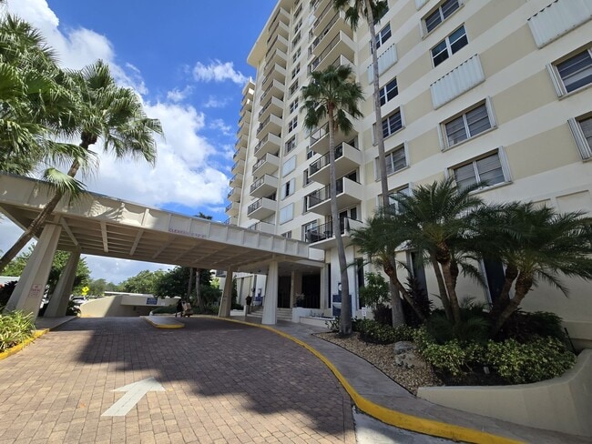 1900 S Ocean Blvd in Lauderdale-by-the-Sea, FL - Building Photo - Building Photo