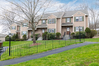 Royal Oaks in Methuen, MA - Foto de edificio - Building Photo