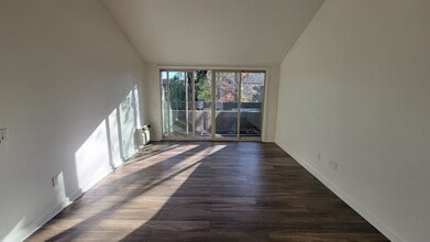 1350 N Escondido Blvd in Escondido, CA - Building Photo - Building Photo