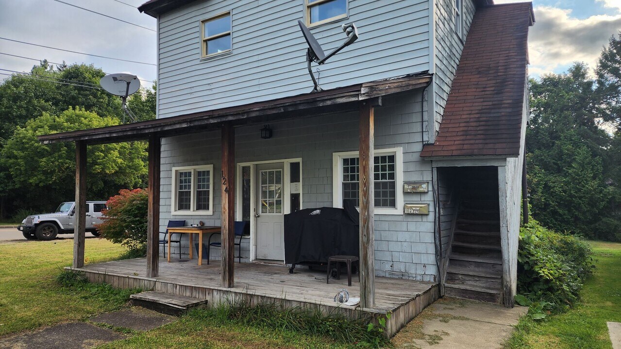 124 Lincoln Ave in Salamanca, NY - Building Photo