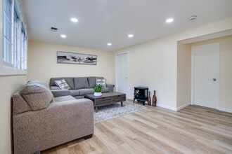 14220 Fallbrook Ln in Woodbridge, VA - Foto de edificio - Building Photo