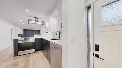 THREE BEDROOM-THREE BATH HOME IN NORTH LONDON in London, ON - Building Photo - Building Photo