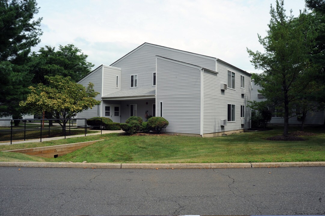 Schoolhouse Road Estates in Spring Valley, NY - Foto de edificio