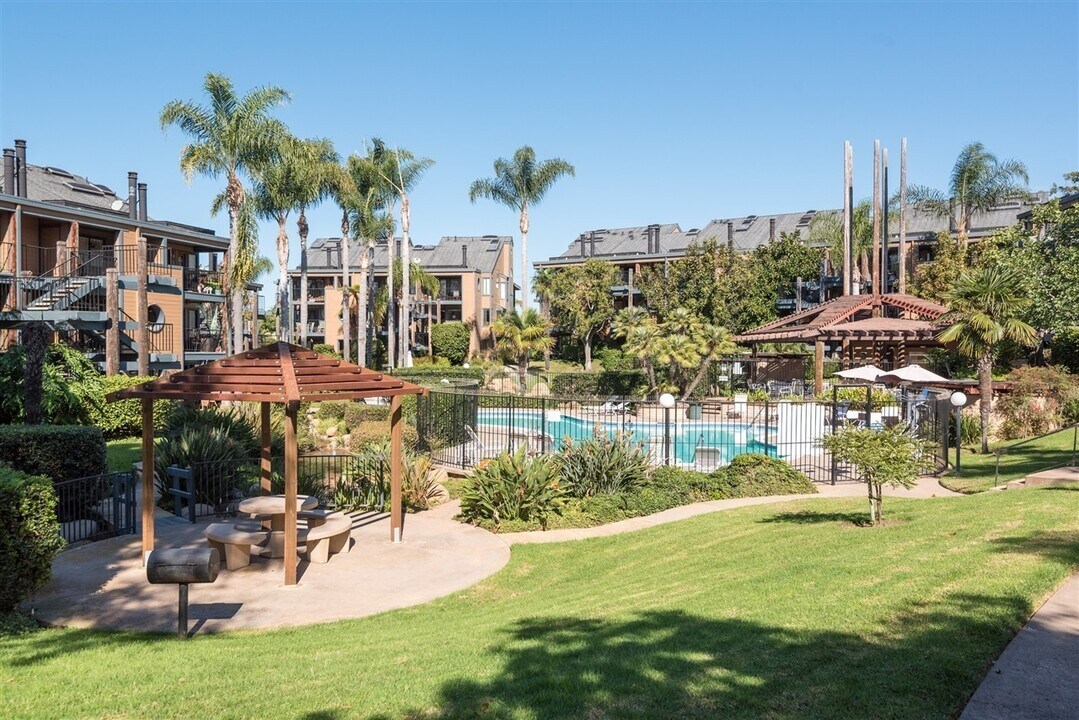 4010 Layang Layang Cir in Carlsbad, CA - Building Photo