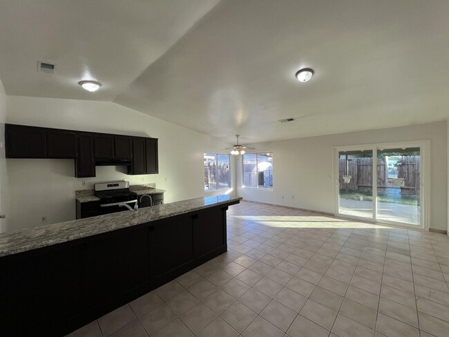 321 Reynosa Ave in Bakersfield, CA - Building Photo - Building Photo