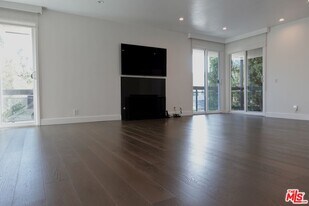 723 Westmount Dr in West Hollywood, CA - Building Photo