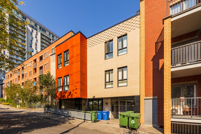 1065 De Bullion Rue in Montréal, QC - Building Photo - Building Photo