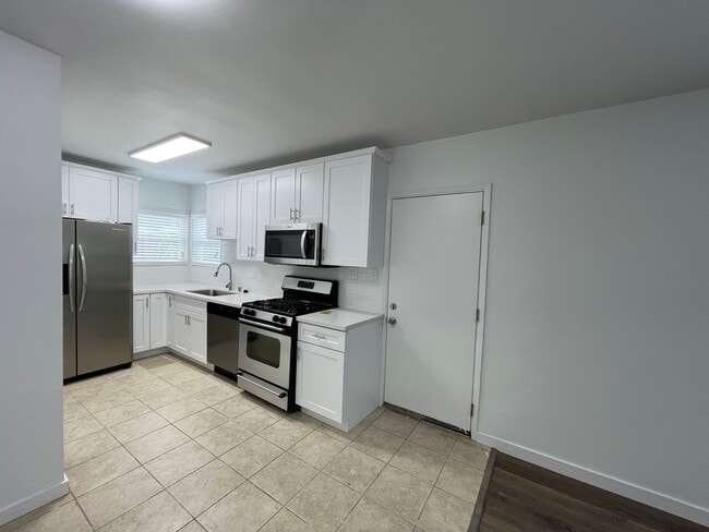 4962 S Centinela Ave