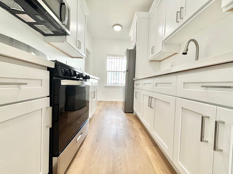 1812 W 36th St in Los Angeles, CA - Building Photo
