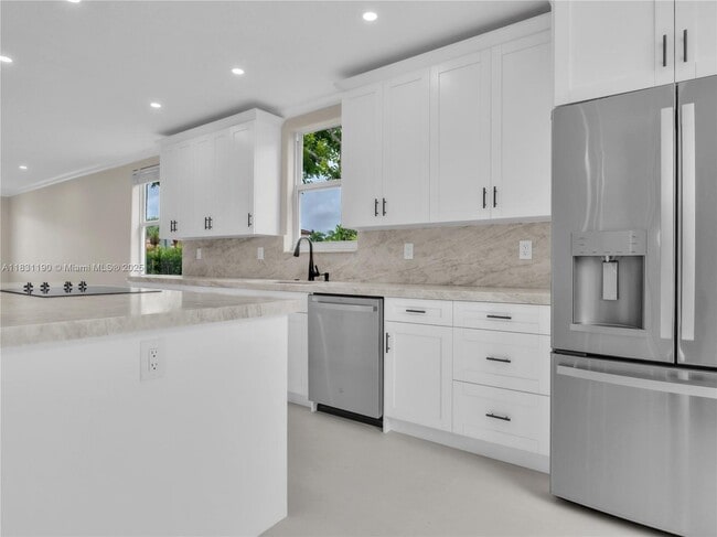 12427 SW 121st Ave in Miami, FL - Foto de edificio - Building Photo
