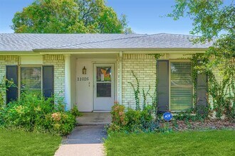 11026 McCree Rd in Dallas, TX - Foto de edificio - Building Photo
