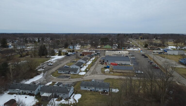 93 E Hope Dr, Unit B in Upland, IN - Foto de edificio - Building Photo